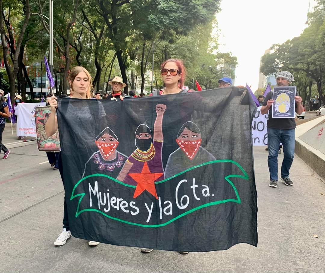 Alto a la militarización en México y fin del hostigamiento a las comunidades zapatistas, exigieron activistas hoy en la marcha del #12octubre. 
desinformemonos.org.mx