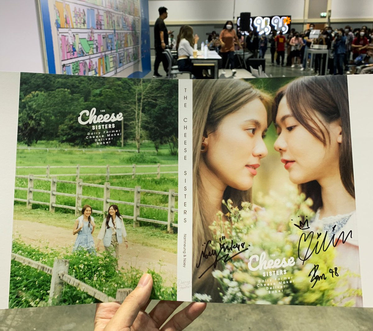 bpbwp4's tweet photo. ปกสวยงามมากก ทั้งคู่น่ารักเป็นกันเองสุด
พูดคุยกันไปนิดหน่อย ครั้งแรกเลยที่ได้คุยกับทั้งคู่พร้อมกัน คุ้มค่าแล้ววันนี้☺️

ว่าแต่น้องเนยเซ็นผิดฝั่งมั้ยนะ🤔😌
#FhonFernDairyFarmer #น้ําหนึ่งเนย https://t.co/ZWpugRf4Q5