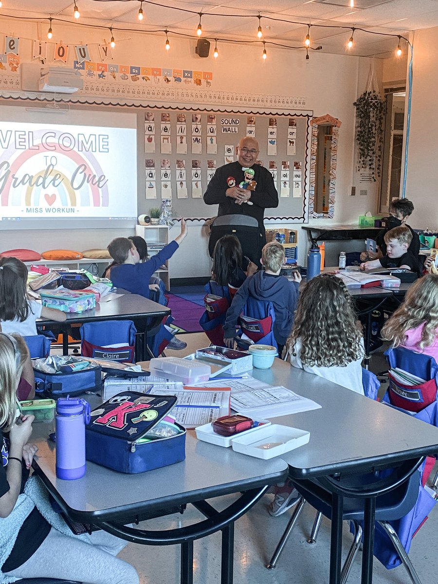 Miss_Workun's tweet photo. We love when Father Mario comes to visit! ❤️💚 @HolySpiritCS  @EICSCatholic https://t.co/sDi6cpokpR