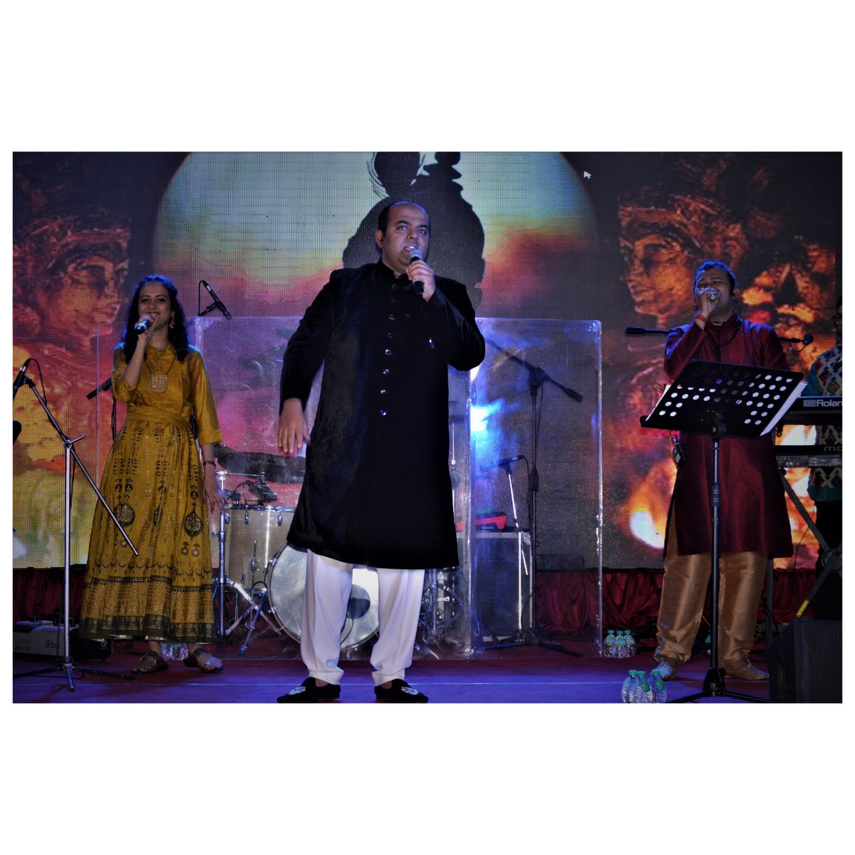 dabliameya's tweet photo. We had a great time performing for the @adgpi at the Panagarh Army Cantt under @AmritMahotsav
The clarion call given by honourable @narendramodi
Over 1𝟎𝟎𝟎+ 𝐒𝐨𝐥𝐝𝐢𝐞𝐫𝐬 &amp; 𝐭𝐡𝐞𝐢𝐫 𝐟𝐚𝐦𝐢𝐥𝐢𝐞𝐬 𝐞𝐧𝐣𝐨𝐲𝐞𝐝 𝐭𝐡𝐞 𝐬𝐡𝐨𝐰!  @easterncomd https://t.co/iql7H5rSO0