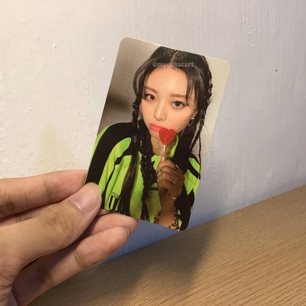myeonscart's tweet photo. 🛒💸  #myeonscart_sells . . .
      ꒰ itzy yuna lollipop photocard ꒱ 

↪︎ rcbyt!
↪︎ clean &amp; onhand! (can provide more proof)
↪︎ ₱250, can lower to ₱200 if PAYO
↪︎ dm/reply to claim

## wts lfb ph help rt guess who pc poca photocard https://t.co/Lzk1oscwFL
