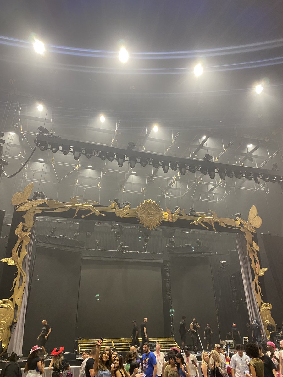 Chloe E. tweet media