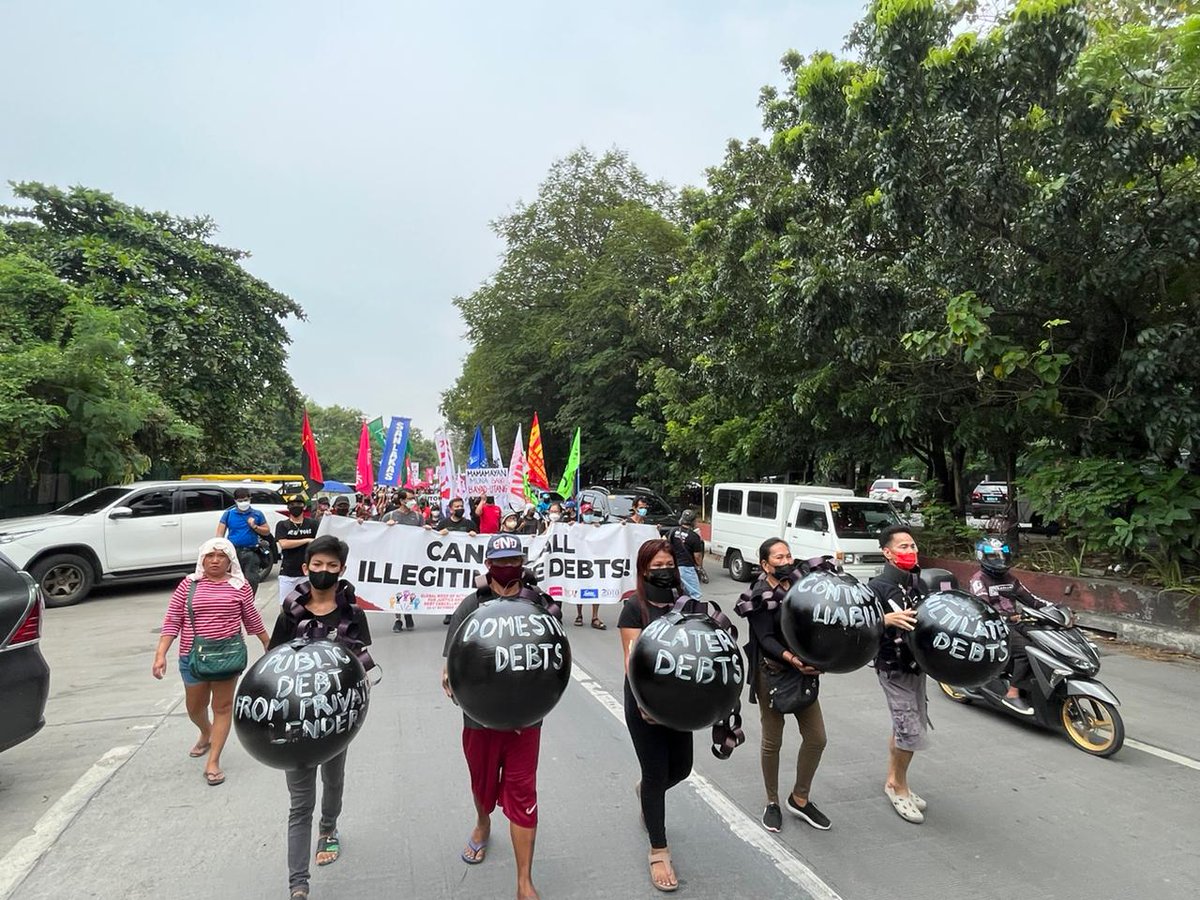 AsianPeoplesMvt's tweet photo. LOOK: Five activists are chained around their necks, carrying the heavy burden of steel balls indicating various public debts.
#CancelTheDebt #DebtReparationsNow https://t.co/avL2cmy5ul