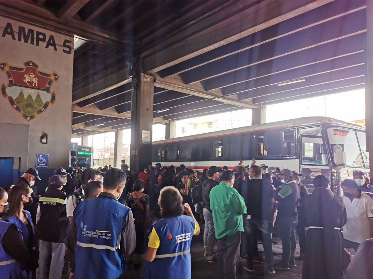 PDHgt's tweet photo. En seguimiento a las acciones realizadas durante la noche, personal del @PDHgt brindó acompañamiento en el transcurso del día a las personas migrantes que se encuentran en #CentraSur. https://t.co/uCHlFhjVWR
