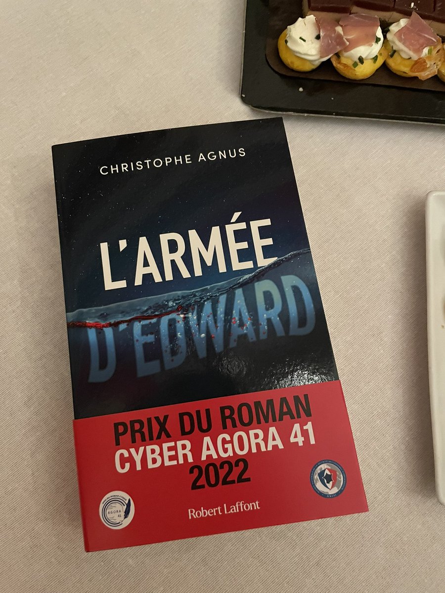 SYLVAINFORGE's tweet photo. Remise du @PAgora41 aux #invalides hier soir. Bravo à #christopheagnus pour son roman l’armée d’edward. #lecture #cyber #sylvainforge #sauvela https://t.co/AWiy0sXy2g