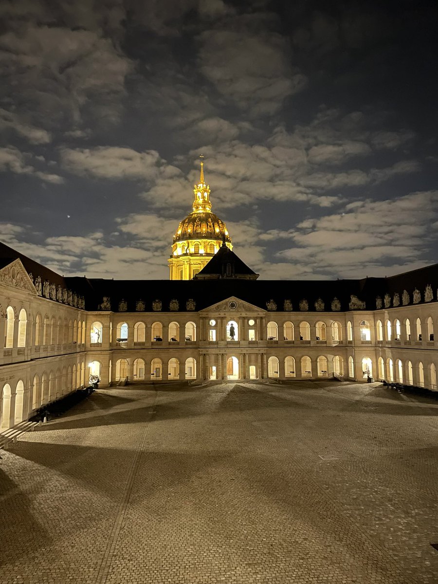 SYLVAINFORGE's tweet photo. Remise du @PAgora41 aux #invalides hier soir. Bravo à #christopheagnus pour son roman l’armée d’edward. #lecture #cyber #sylvainforge #sauvela https://t.co/AWiy0sXy2g