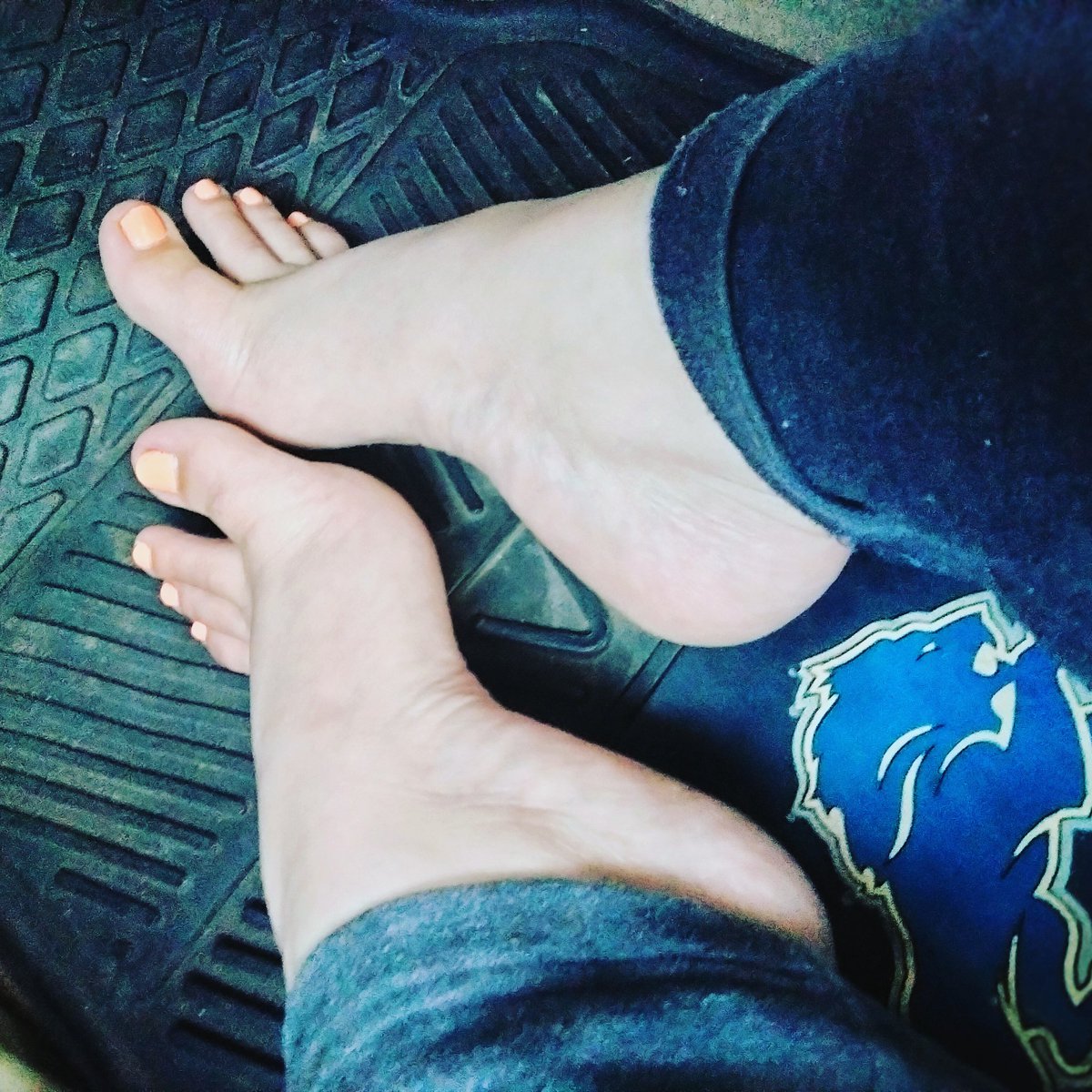 2cyte4you's tweet photo. @BabaPiggyBank Than let me please you with my feet while you please my account. https://t.co/NqeQECyjki