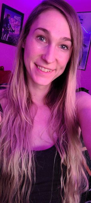 Live now on https://t.co/5nfZ1Awz6C come hang and make my clothes fall off! https://t.co/Eq792SZfwI