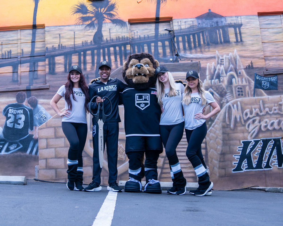 LA Kings Ice Crew accepts the #alsIceBucketChallenge from the Avs