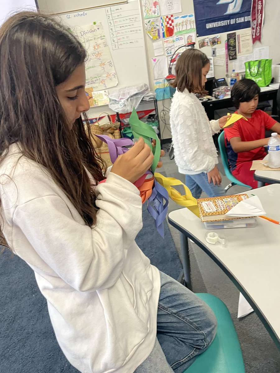 MsShanahan29's tweet photo. So fun helping in @UnivOf5thGrade class during art today. The art teacher, Ms. Young, prepared a fun and unique art project from the Philippines. @NarancaMustangs https://t.co/C6U0ysXgtS