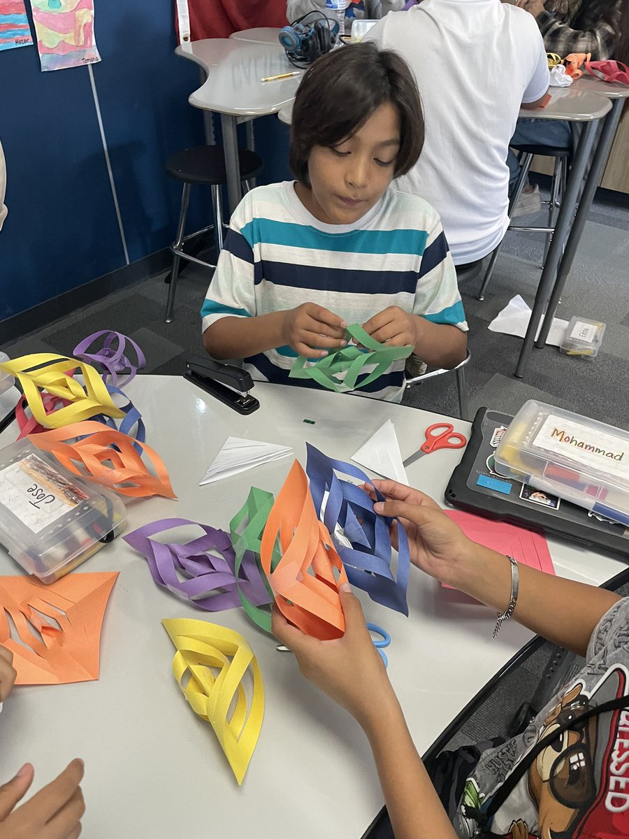 MsShanahan29's tweet photo. So fun helping in @UnivOf5thGrade class during art today. The art teacher, Ms. Young, prepared a fun and unique art project from the Philippines. @NarancaMustangs https://t.co/C6U0ysXgtS