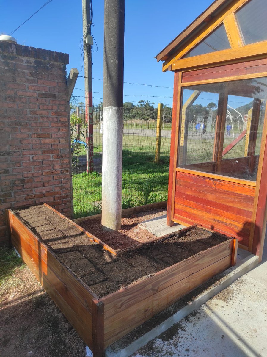 diegolacorook's tweet photo. Se comenzó con el embellecimiento del Balneario, en el día de hoy se decoró y se plantaron lavandas y rayitos de sol en la garita frente al Liceo.
Se pide el cuidado de las mismas por parte de toda la población.@valenmartinezv @santiruibal @RamnLorente3 @GobiernoRocha @PNACIONAL https://t.co/6zcjcQVHEO