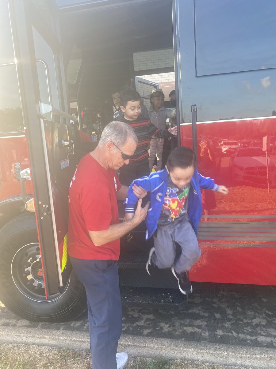 Brenda_I_28's tweet photo. Fire Prevention Month.  A huge Thank you to #Chevronphillips for bringing the 🚒 and reviewing safety with our students. #FirePrevention #Kindergarten #moralesrockets #pisdelemss https://t.co/GNyjACXA5s