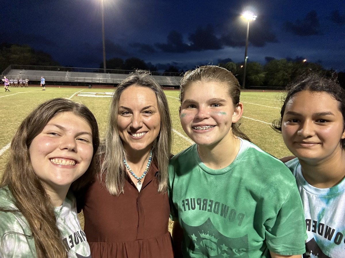 VeraPerkovic_'s tweet photo. Homecoming week 2022 🏈 #powderpuffgame https://t.co/blNvq1Jifm