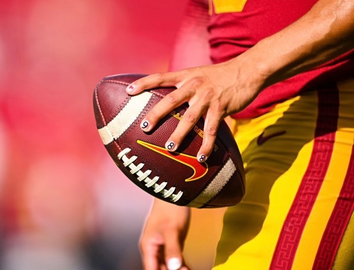 Caleb Williams had the number for the Suicide and Crisis Lifeline painted on his fingernails Saturday

#WorldMentalHealthDay was Monday. Real one 🙏