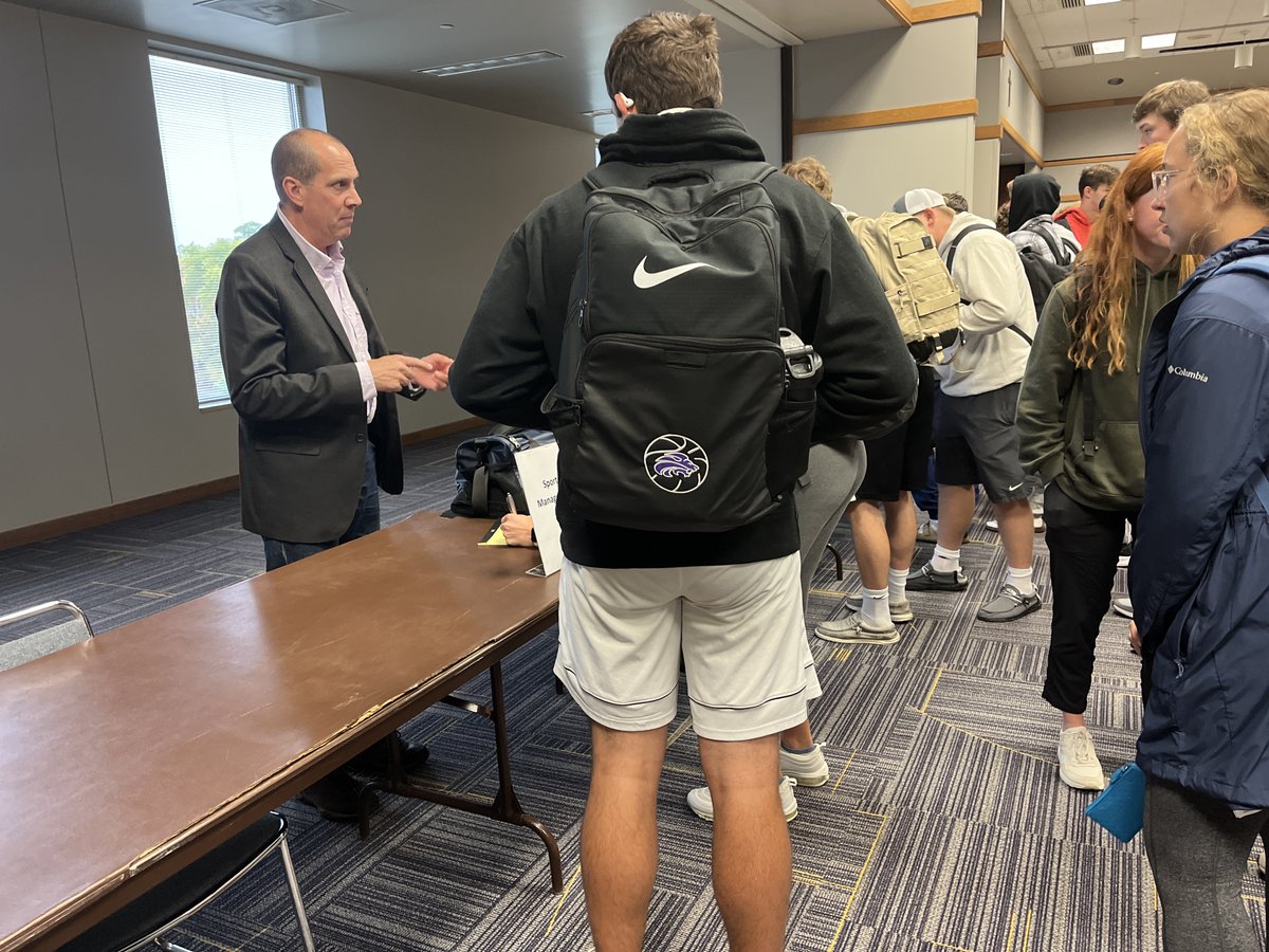 Life at Loras tweet media