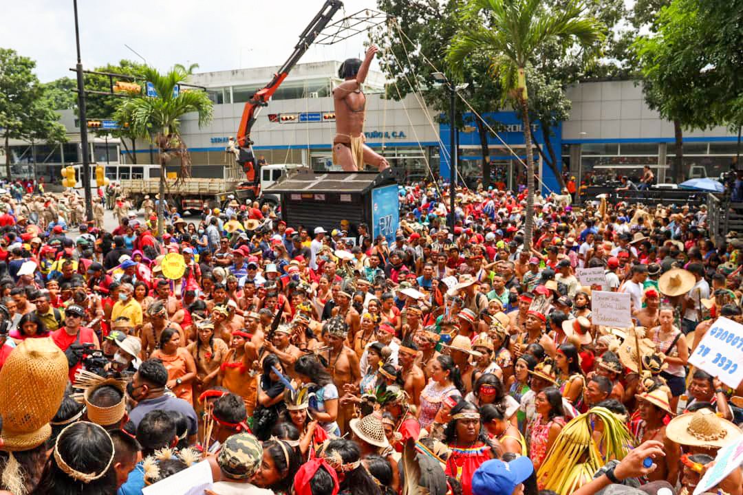 Bajo la lluvia bendita, recibí la Gran Marcha de la Dignidad y la Resistencia con mucho amor, respeto y agradecimiento por venir a su casa, el Palacio de Miraflores. ¡Viva la Resistencia Indígena de Venezuela y América!