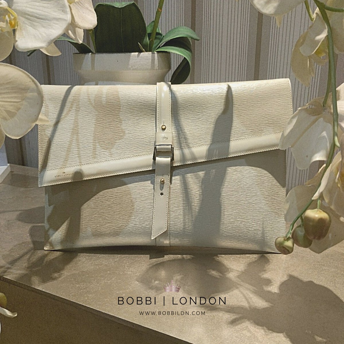 Transition from Day to Evening with the Bobbi | London™ Gia, Laptop Case as it doubles as an elegant clutch. bobbildn.com
#bobbildn #styleitbritish #laptopcase #sbswinner #stylish #luxuryleather #stylefashion #travelbag #handcrafted #clutch @SmallBizSatUK
#SmallBiz100