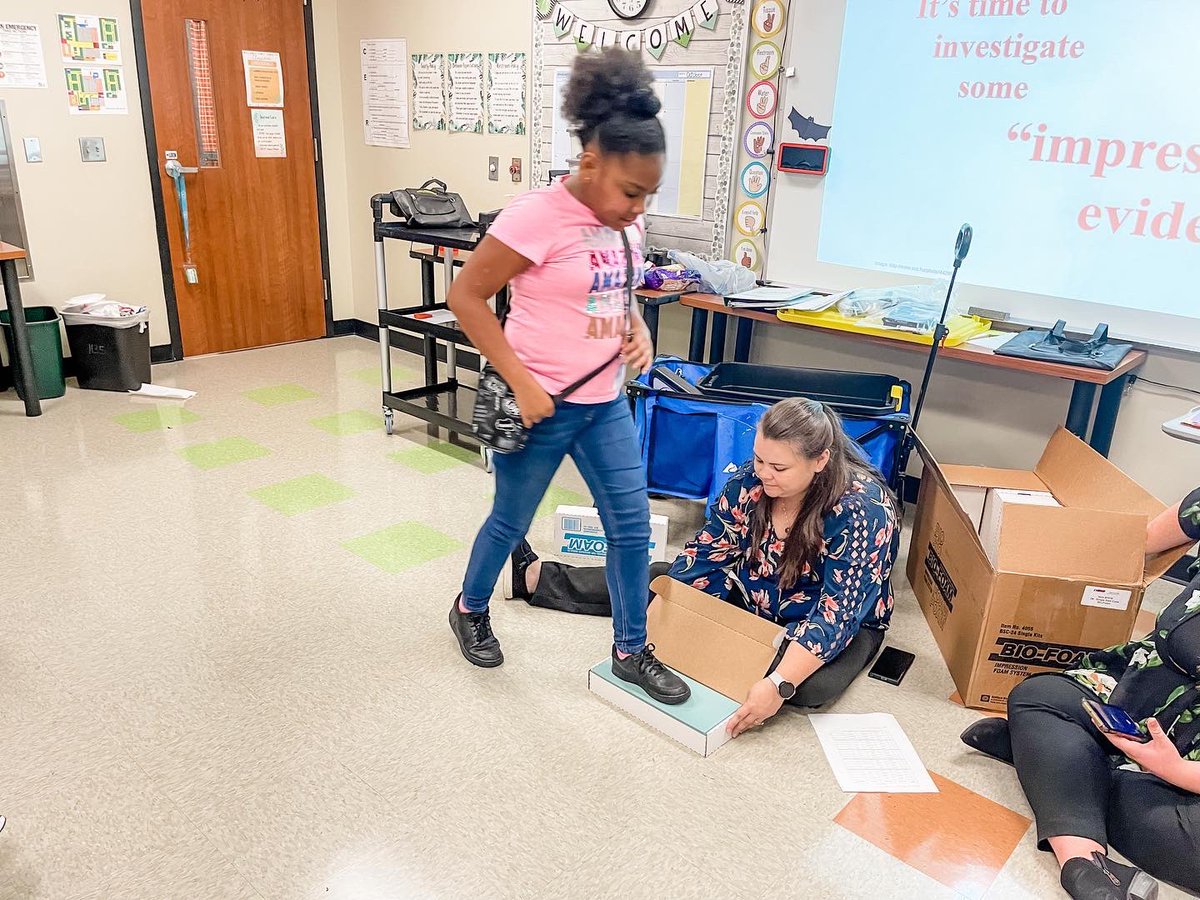 KendrickBroncos's tweet photo. Today our STARBASE 2.0 broncos learned all about handwriting and impressions left by tools, teeth, and shoes. They applied their new knowledge by analyzing a handwritten note to solve a crime!🕵🏻 #GoBroncos #STARBASE2.0 https://t.co/SAUwuYg8ww