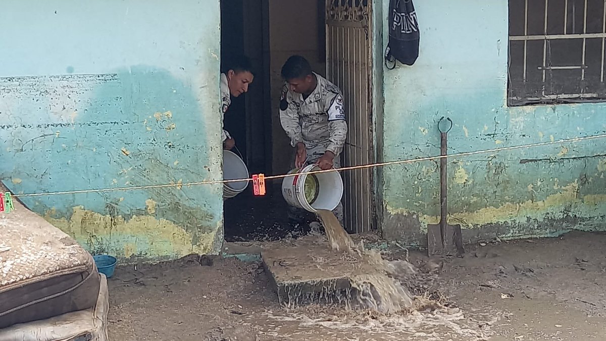 GN_MEXICO_'s tweet photo. La #GuardiaNacional activó el #PlanGN_A  tras la tormenta #Julia con la finalidad de apoyar a la ciudadanía afectada tras las fuertes lluvias registradas en #Guerrero, en diversas zonas se retira en diversas zonas se retira el lodo y escombros en calles y casas afectadas. https://t.co/Xv34JkD9vJ
