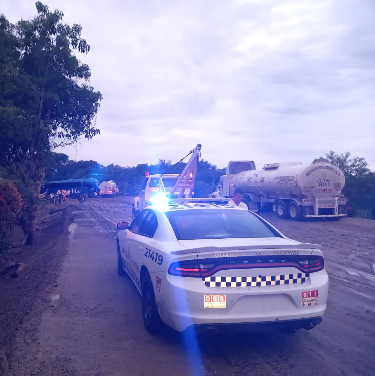 GN_MEXICO_'s tweet photo. La #GuardiaNacional activó el #PlanGN_A  tras la tormenta #Julia con la finalidad de apoyar a la ciudadanía afectada tras las fuertes lluvias registradas en #Guerrero, en diversas zonas se retira en diversas zonas se retira el lodo y escombros en calles y casas afectadas. https://t.co/Xv34JkD9vJ