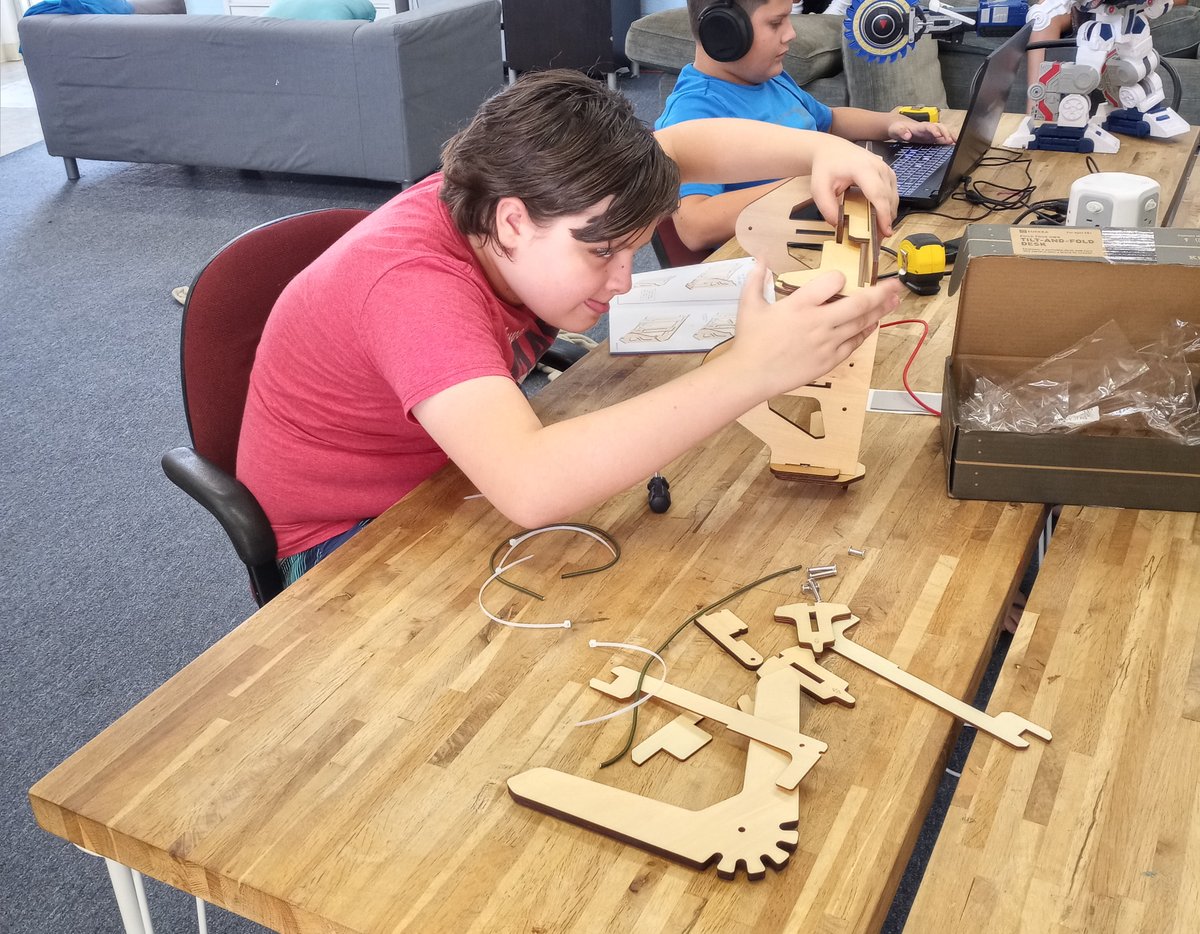 OpenSchoolOC's tweet photo. A student hard at work on an engineering kit. https://t.co/gy6pWECtsV