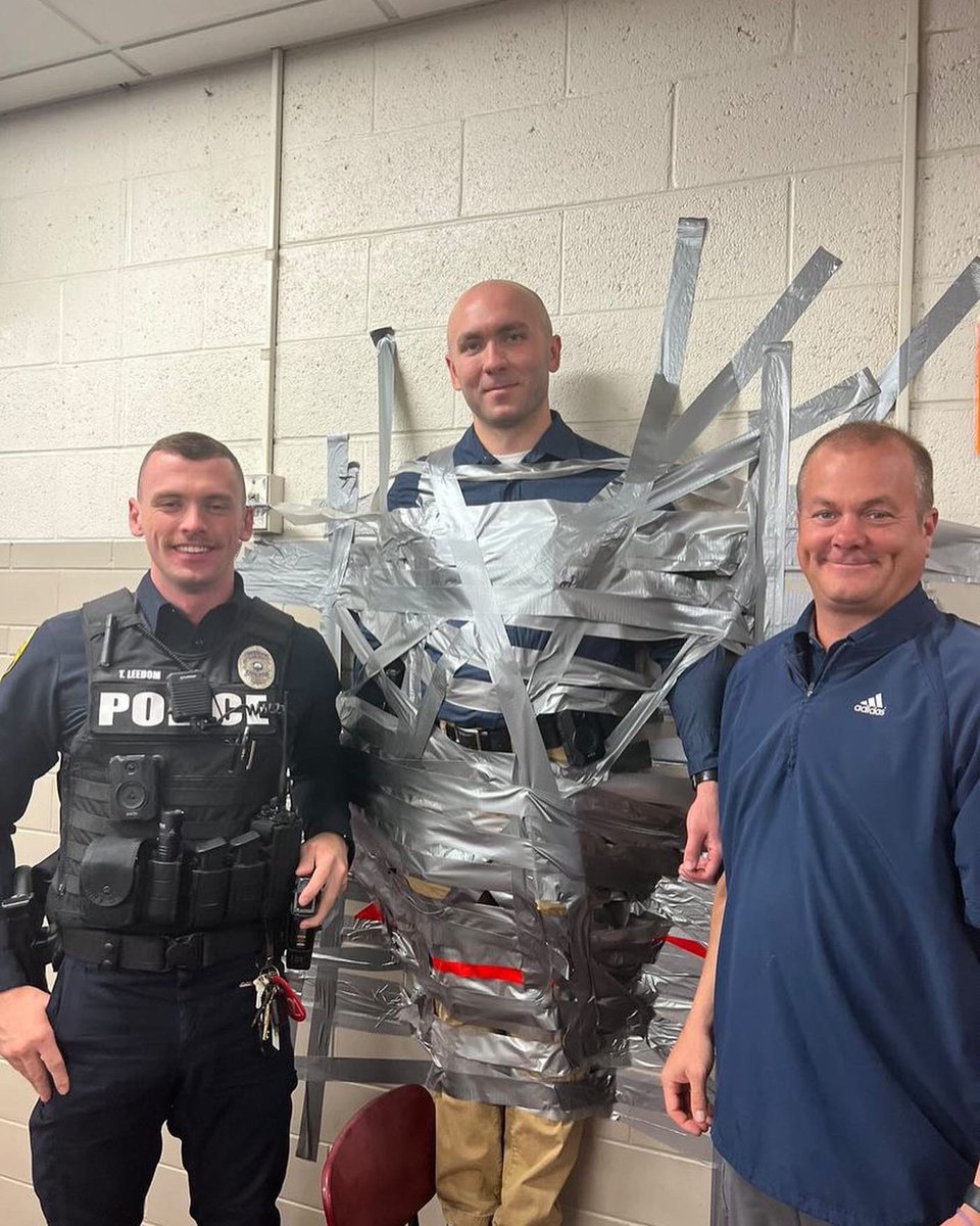 MHSinteracts's tweet photo. A big thank you to @MolinePolice for volunteering and supporting Interact club in the Hunger Drive! https://t.co/VH5xB9pdNg