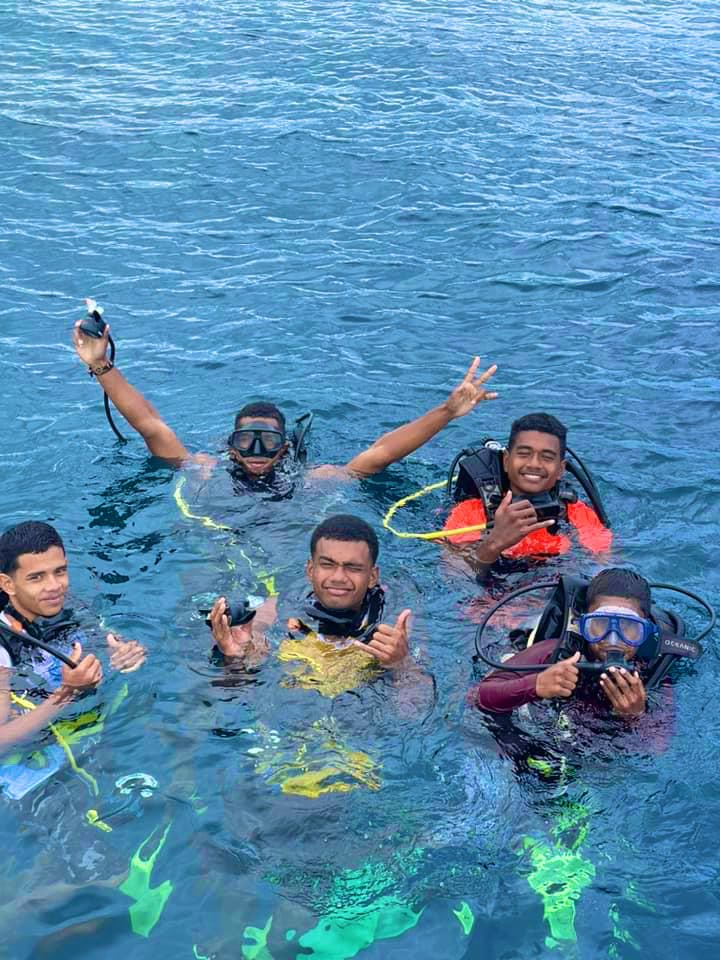 stansimpsonfj's tweet photo. Boys doing their first scuba dive for PADI open water certification, and girls snorkeling, to start theirs this afternoon
#SavusavuDiveAdventures 🦁🤿☀️🇫🇯 #Fiji #BulaLife https://t.co/HJ6lO4QwK9