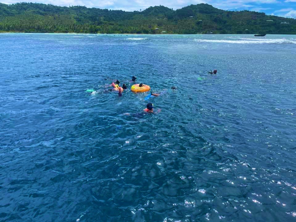 stansimpsonfj's tweet photo. Boys doing their first scuba dive for PADI open water certification, and girls snorkeling, to start theirs this afternoon
#SavusavuDiveAdventures 🦁🤿☀️🇫🇯 #Fiji #BulaLife https://t.co/HJ6lO4QwK9