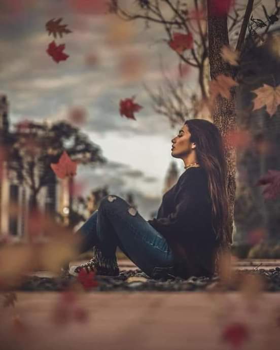 تصالحتُ أخيراً مع خذلان المقرّبين لي ، مع فكرة أنني لستُ الخيار الأول في حياة من جعلتهم أهم إختياراتي ، تجاوزتُ كل الألم باعتِيادي عليه ، بانقِضاء أوقاتهِ رغمَ صعوبتها ، فالعالَم لن يتَوقّف لأنّ روحي تنزف على الطريق ،