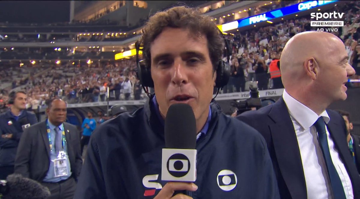 O homem fala, habla e speak, tudo junto, ao mesmo tempo! SABE MUITO!

<a href="/brunoicortes/">bruno cortes</a> depois de entrevistar Gianni Infantino, presidente da FIFA, na #CopaDoBrasilNoSportv