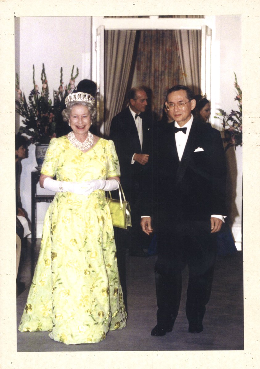ukinthailand's tweet photo. สถานเอกอัครราชทูตอังกฤษประจำประเทศไทยขอนำพระบรมฉายาลักษณ์ของสมเด็จพระราชินีนาถเอลิซาเบธที่สองและพระบาทสมเด็จพระมหาภูมิพลอดุลยเดชมหาราช บรมนาถบพิตร ออกเผยแพร่เพื่อเป็นการระลึกถึงพระมหากษัตริย์ผู้ทรงครองราชย์ยาวนานที่สุดในสหราชอาณาจักร 🇬🇧 และประเทศไทย 🇹🇭 https://t.co/qJpWbrtqTZ