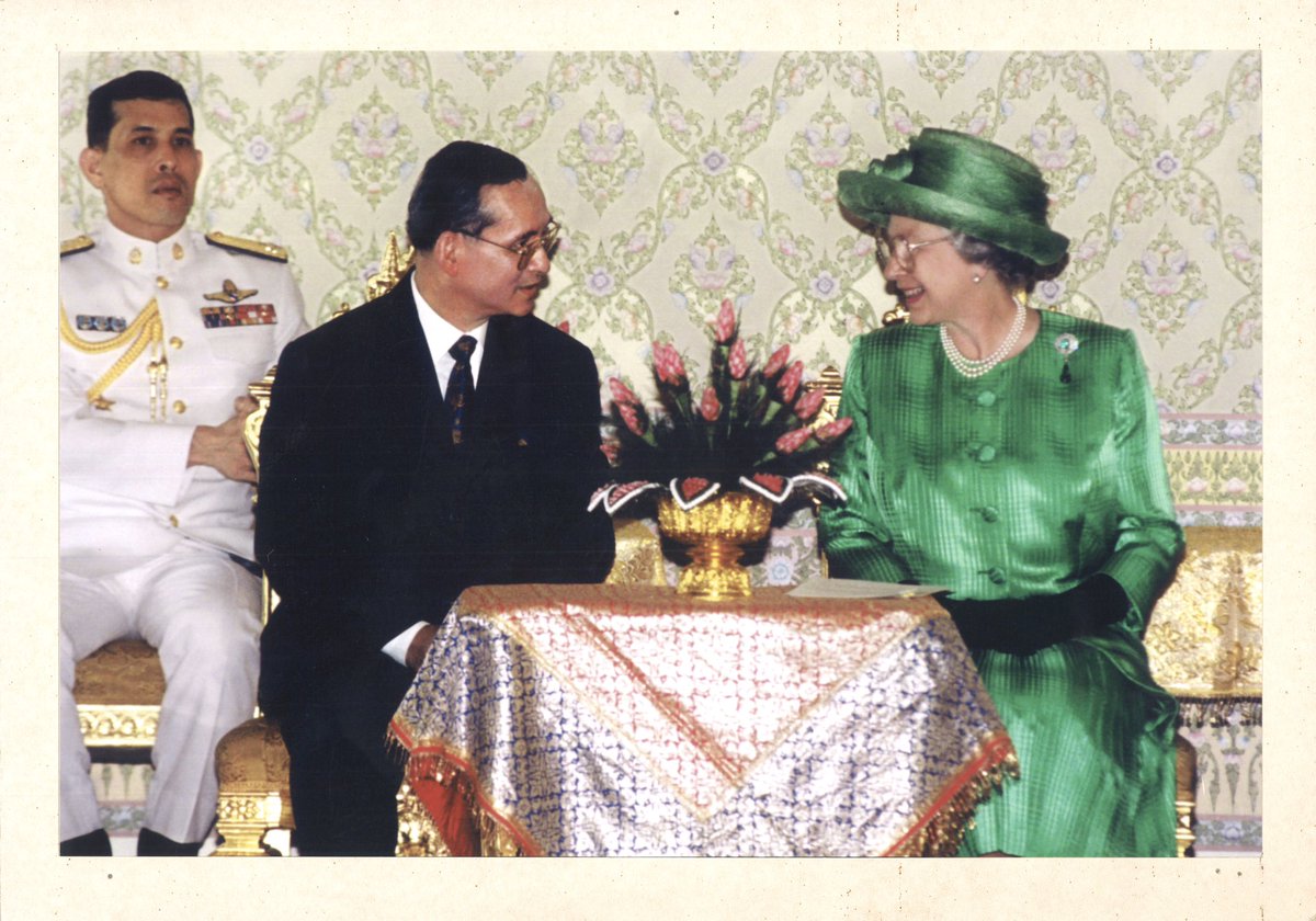 ukinthailand's tweet photo. สถานเอกอัครราชทูตอังกฤษประจำประเทศไทยขอนำพระบรมฉายาลักษณ์ของสมเด็จพระราชินีนาถเอลิซาเบธที่สองและพระบาทสมเด็จพระมหาภูมิพลอดุลยเดชมหาราช บรมนาถบพิตร ออกเผยแพร่เพื่อเป็นการระลึกถึงพระมหากษัตริย์ผู้ทรงครองราชย์ยาวนานที่สุดในสหราชอาณาจักร 🇬🇧 และประเทศไทย 🇹🇭 https://t.co/qJpWbrtqTZ