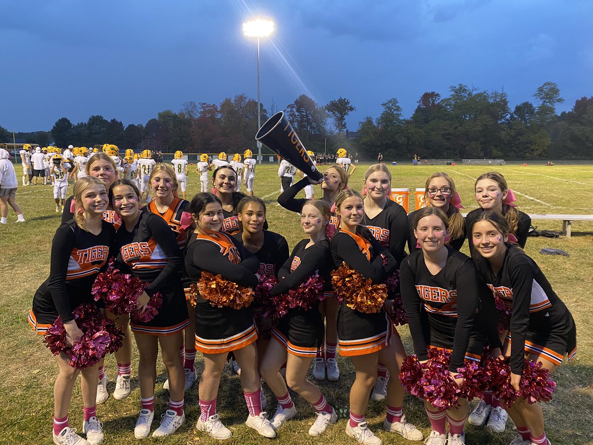 and just 👏🏼 like 👏🏼 that 👏🏼 our 8th grade girls celebrate their LAST time on the LMS football sideline 😢 I’m a proud coach!! What a great season ladies!! @GoLMSTigers