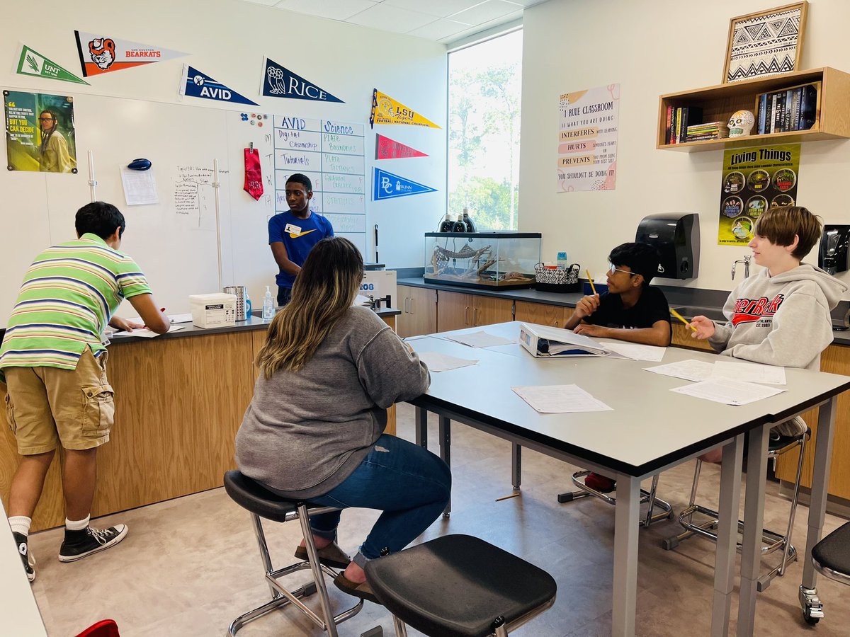 Kpangarakis_HTX's tweet photo. AVID tutorials with great student discourse! It makes my heart happy hearing students help each other to understand their POC. KMS AVID tutors are amazing! ๐พ๐พ #KMSCougarPride #KMSAVID #HumbleISD_AVID #AVID4Possibilities https://t.co/3OY96F6oX1