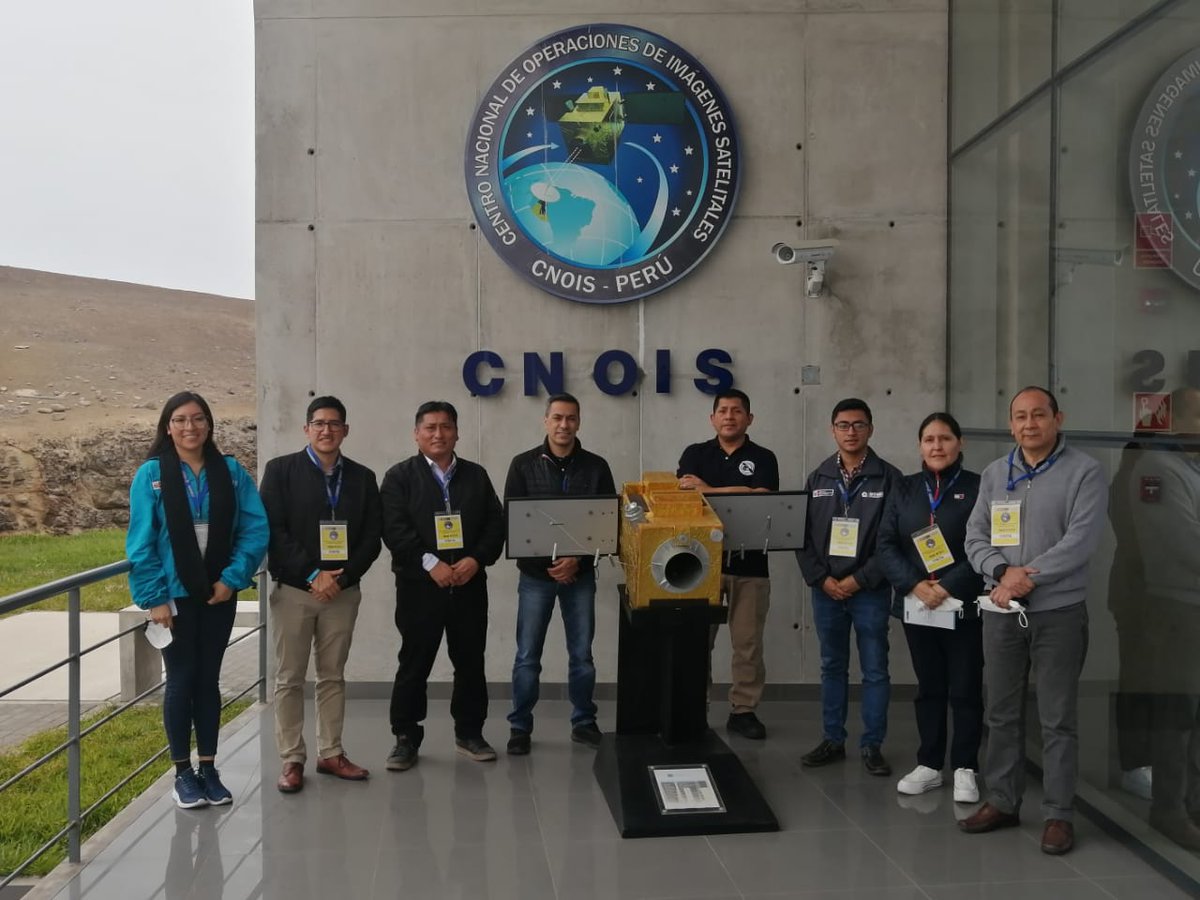 OtassPeru's tweet photo. En el Centro Nacional de Operaciones de Imágenes Satelitales, de @A_Espacial_Peru, profesionales del #Otass conocieron la utilidad del satélite PeruSAT-1 para monitorear el comportamiento de cabeceras y cuencas, lo cual permitirá a las EPS planificar estrategias ante emergencias. https://t.co/mifS4JVUyW