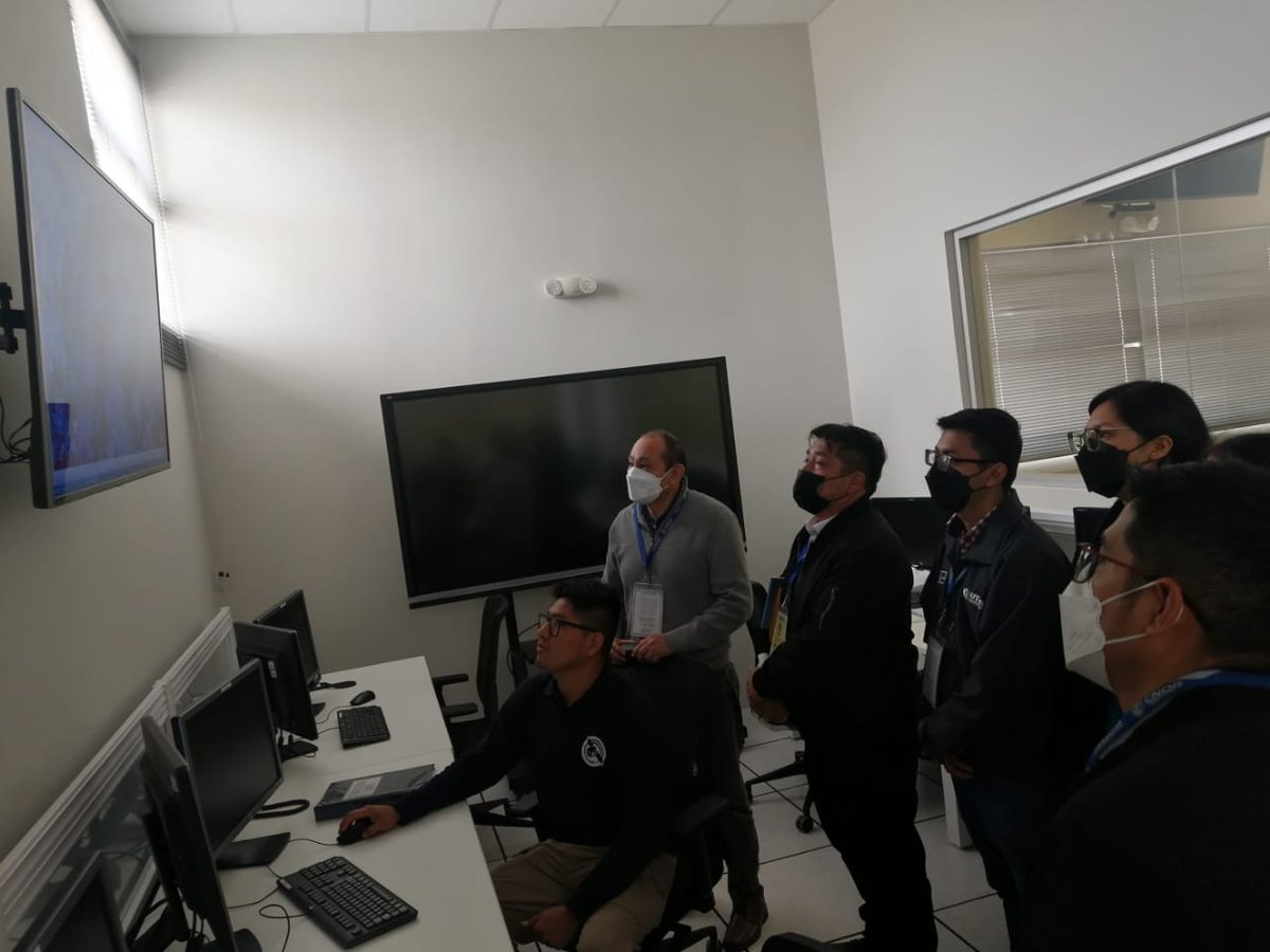 OtassPeru's tweet photo. En el Centro Nacional de Operaciones de Imágenes Satelitales, de @A_Espacial_Peru, profesionales del #Otass conocieron la utilidad del satélite PeruSAT-1 para monitorear el comportamiento de cabeceras y cuencas, lo cual permitirá a las EPS planificar estrategias ante emergencias. https://t.co/mifS4JVUyW