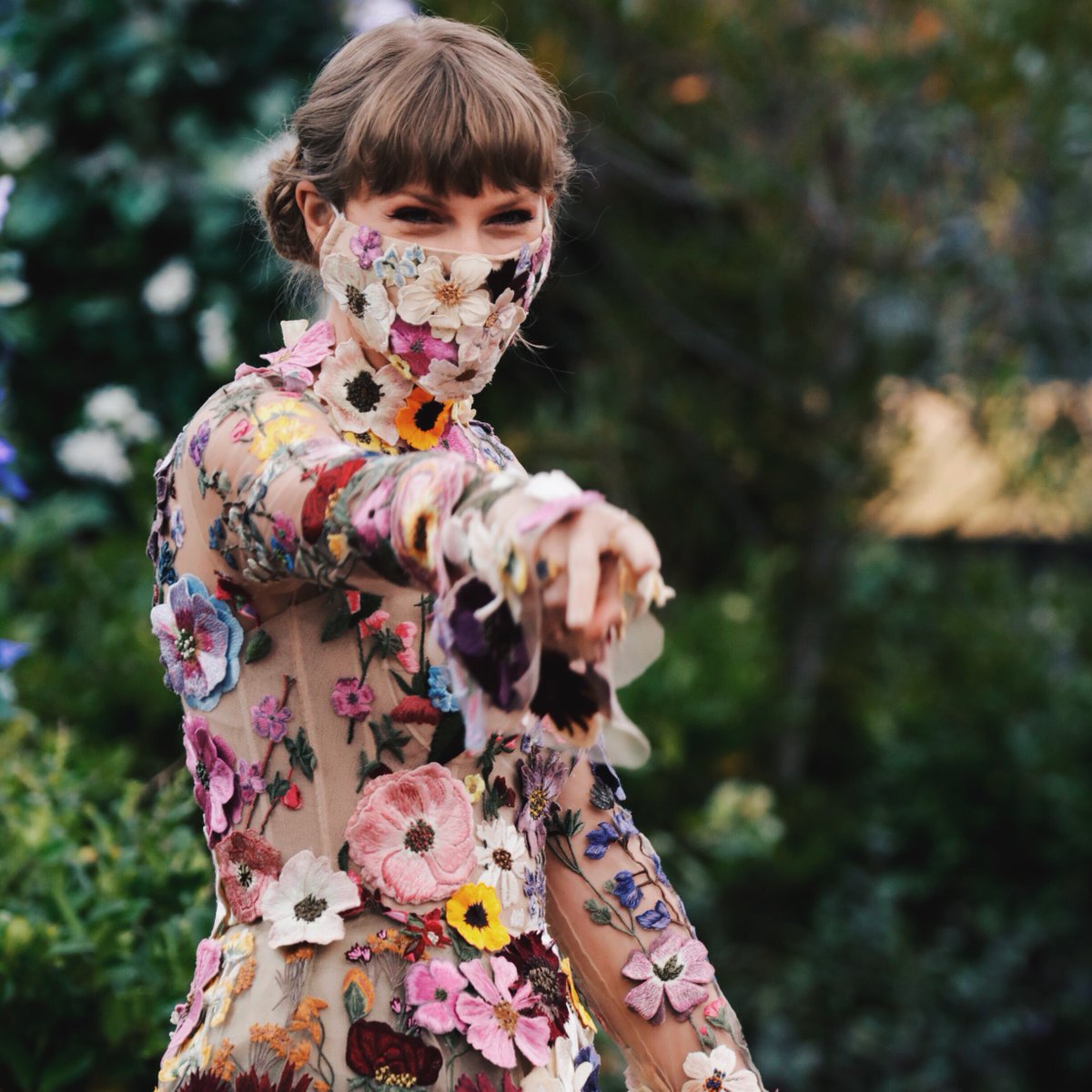 mainpopgirI's tweet photo. Finally, an award show that rightfully gives the award to the ACTUAL winner.

LET’S TAKE THE LEAD EARLY ON! Tweet/reply #ARIAsTaylorSwift and RT posts with the tag to vote.

If Taylor wins Most Popular International Artist, it’ll probably be her first award during Midnights era! https://t.co/XUECt9wNHp