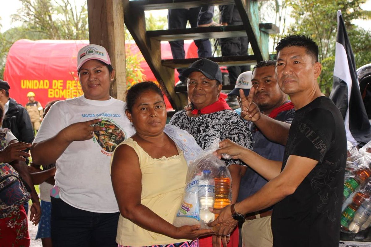 1/2
#Nicaragua | Esto es revolución; bienestar para el pueblo 🙏🇳🇮✌️

El Gobierno Sandinista entrega paquetes alimenticios a familias afectadas por el Huracán Julia en la comunidad Wasakin, municipio de Rosita