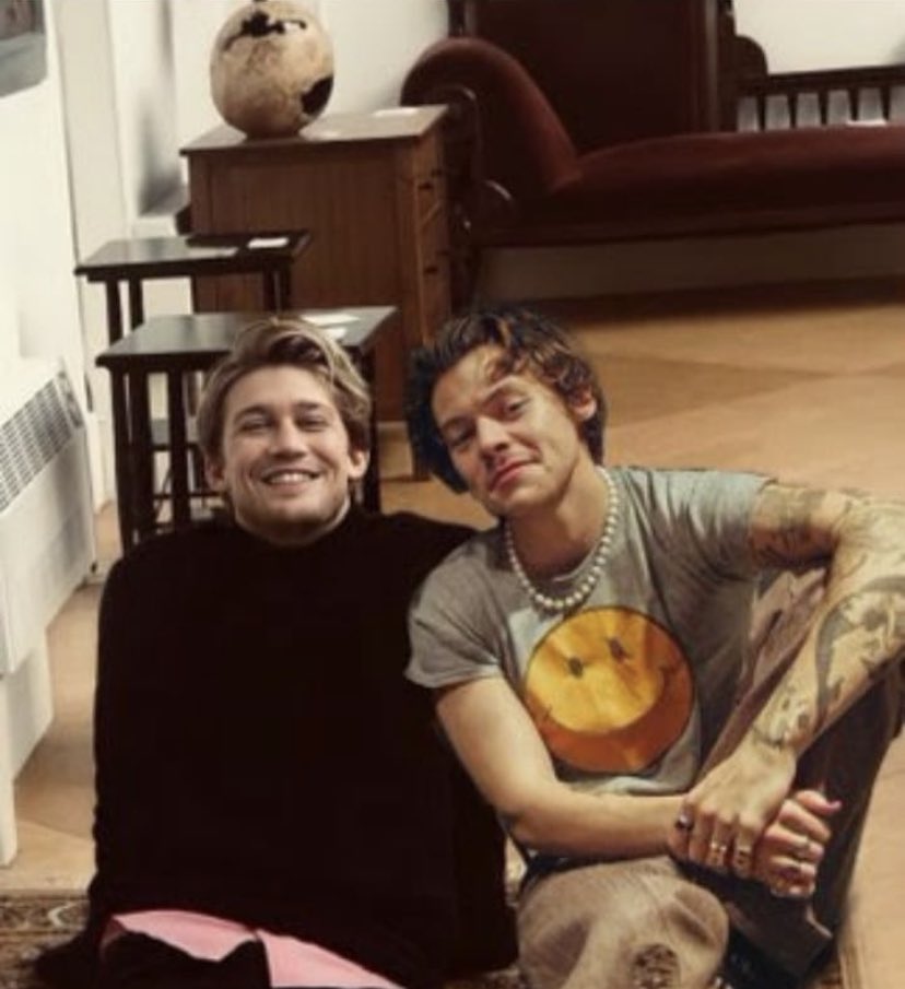 joestylesa's tweet image. Joe and Harry back when they were quarantining together 💗💗