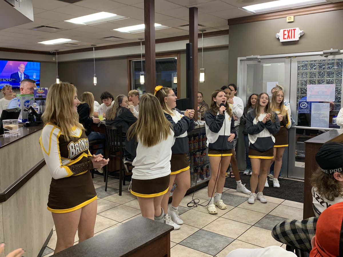 Thanks to everyone who came out to the Mt. Orab @Skyline_Chili for tonight’s Western Brown Broncos pep rally! @_GoBroncos @wbhsathletics @NOsborne15