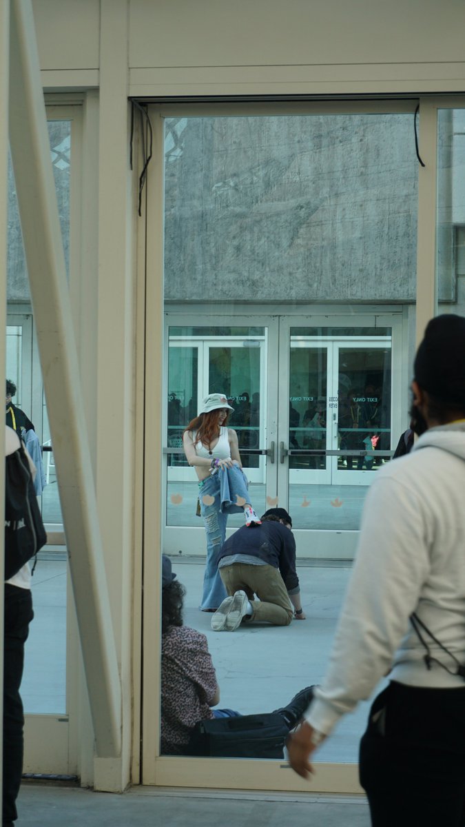 itsSundizzle's tweet photo. we saw @Amouranth alone on the other side of the glass and I immediately called @OmegaJFB that she was right behind him and he just walks up to her to do this https://t.co/be8G9yZ78T