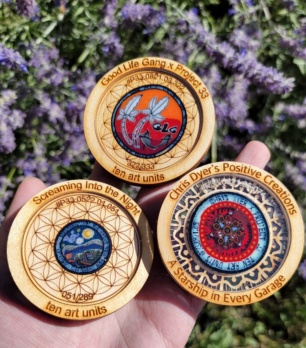 I LOVE the new #Project33 glass community currency coins with custom laser cut wood packages that exactly fit each uniquely shaped coin 🤯 

HUGE respect to all of the amazing glassblowers at <a href="/ArtUnits/">Project 33</a> for constantly innovating in the glass art scene

NFS.

#altcoin #NFT #glass