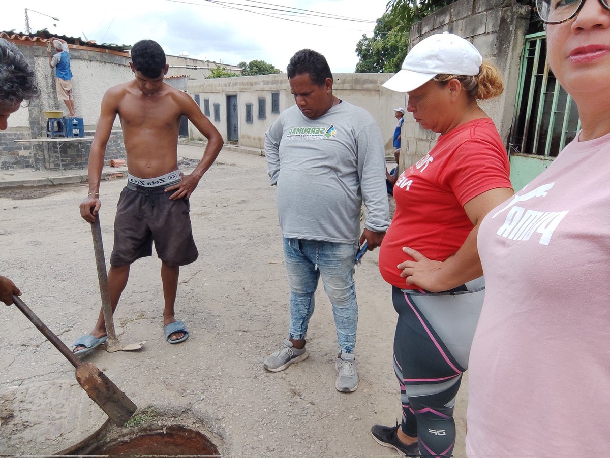 PSUVParroq_SG's tweet photo. Así avanzan los trabajos de #Serpumar en la comunidad de Estaban Liendo Mncpio Santiago Mariño, parroq Saman de Güere, en la limpieza de sedimentos, después del desbordamiento de la quebrada. Alcaldesa @johanitakenpo siempre a la vanguardia.
#ResistenciaIndigenaVenezuela https://t.co/3eFvpLPR6Q