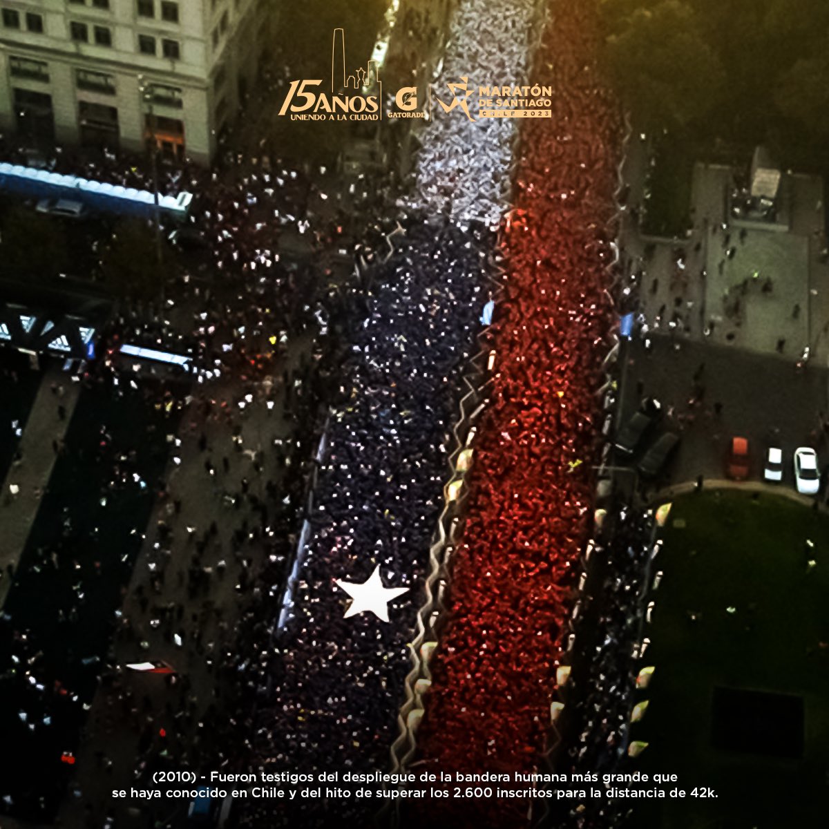 El 2010 los #runners del #MaratónDeSantiago formaron una gran bandera humana. ¿Estuviste ahí? ¡15 años #UniendoALaCiudad! #GatoradeMaratónDeSantiago