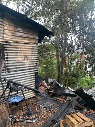 alcalorpolitico's tweet photo. #VíaCorreo 📧 || Solicitan apoyo para familia xalapeña, tras perderlo todo en incendio. Dejan número de contacto y número de cuenta para que puedan apoyar.
📰 Ver galería: https://t.co/a9h9JSDioD
#ChécaloEnAlCalor https://t.co/W3uI9nExPg