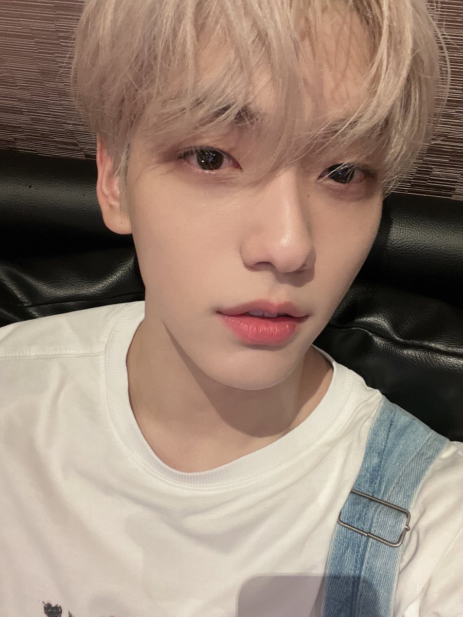 chsbun's tweet photo. Só para tirar o pó dessa rede, vim atualizar que agora estou loirinho, desempregado e cada vez mais apaixonado na noona. @yawnzzunnie https://t.co/knjgctAlbT