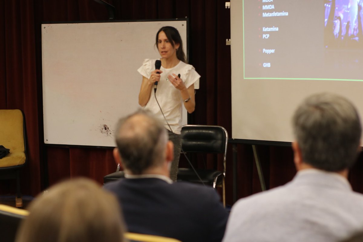 fcqoficial's tweet photo. #Jornadasporeldiadelosylas
Farmacéuticos/as! 💊🧪 
La comunidad farmacéutica debatió  sobre medicamentos y drogas.
#fcqunc #estudiantes #graduados #graduadas https://t.co/RpJvDqe5St