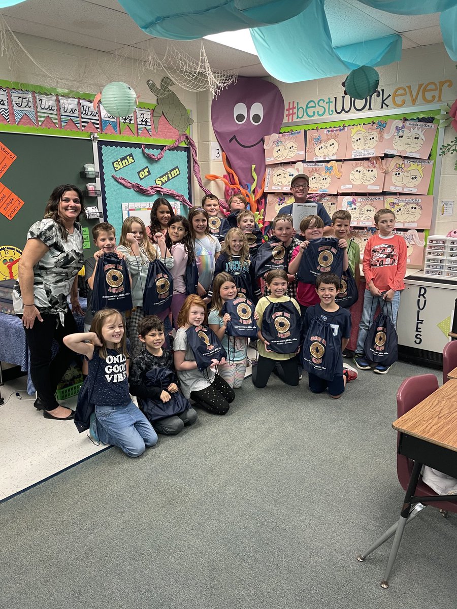 JaimeHartline's tweet photo. Mrs. Lear’s 3rd grade class was the winner of Donut be a Bully! Mrs. Lear was picked out of 600 nominations. Thank you Forever Media for supporting education! #hasdtigers https://t.co/IG0pNvsXuM