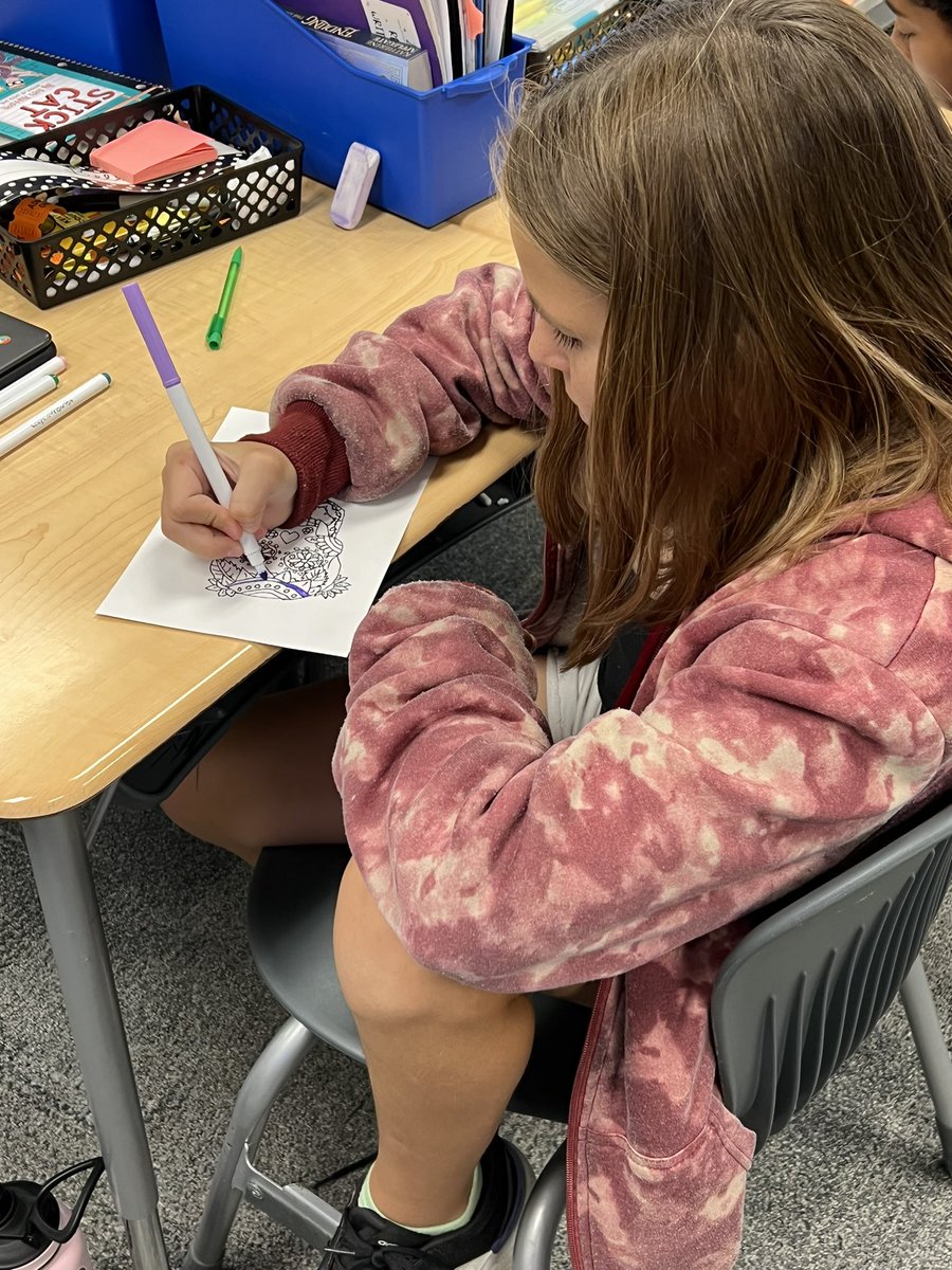 MrsBettertonTLS's tweet photo. Learning about Dia de los Meurtos with a sugar skull directed draw! C2 @TLSHawks are such artists! 🎨 #PVProud #TeamHawk https://t.co/gMEiWmvaLO